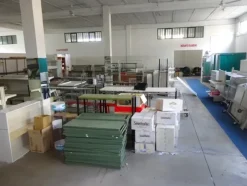 5#5425 Abbigliamento e arredi da negozio