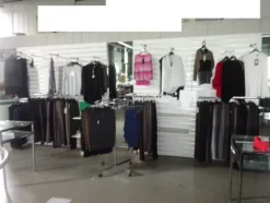 5#5425 Abbigliamento e arredi da negozio