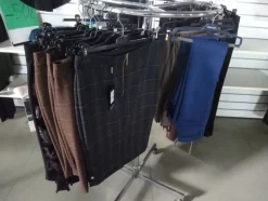 5#5425 Abbigliamento e arredi da negozio