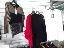 5#5425 Abbigliamento e arredi da negozio