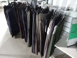 5#5425 Abbigliamento e arredi da negozio
