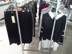 5#5425 Abbigliamento e arredi da negozio