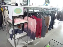 5#5425 Abbigliamento e arredi da negozio