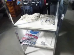 5#5425 Abbigliamento e arredi da negozio