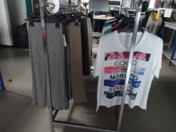 5#5425 Abbigliamento e arredi da negozio