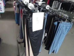 5#5425 Abbigliamento e arredi da negozio