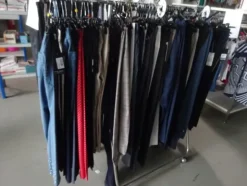 5#5425 Abbigliamento e arredi da negozio