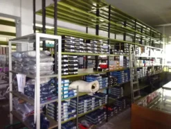 5#5425 Abbigliamento e arredi da negozio