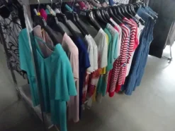 5#5425 Abbigliamento e arredi da negozio