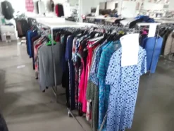 5#5425 Abbigliamento e arredi da negozio