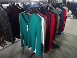 5#5425 Abbigliamento e arredi da negozio