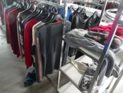 5#5425 Abbigliamento e arredi da negozio