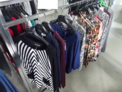 5#5425 Abbigliamento e arredi da negozio