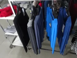 5#5425 Abbigliamento e arredi da negozio