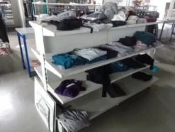 5#5425 Abbigliamento e arredi da negozio