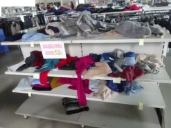 5#5425 Abbigliamento e arredi da negozio