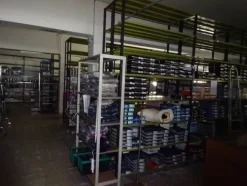 5#5425 Abbigliamento e arredi da negozio