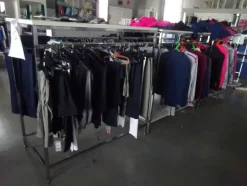 5#5425 Abbigliamento e arredi da negozio