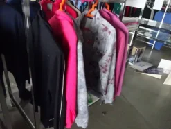 5#5425 Abbigliamento e arredi da negozio