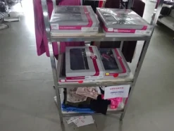5#5425 Abbigliamento e arredi da negozio