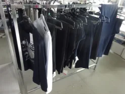 5#5425 Abbigliamento e arredi da negozio