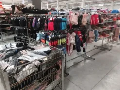 10#8450 Abbigliamento uomo donna bambino