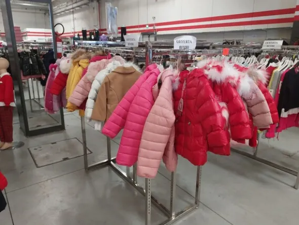 10#8450 Abbigliamento uomo donna bambino