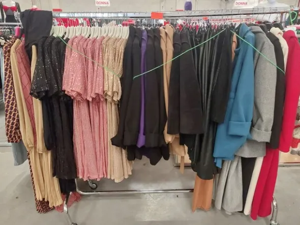 10#8450 Abbigliamento uomo donna bambino