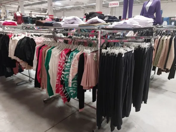 10#8450 Abbigliamento uomo donna bambino