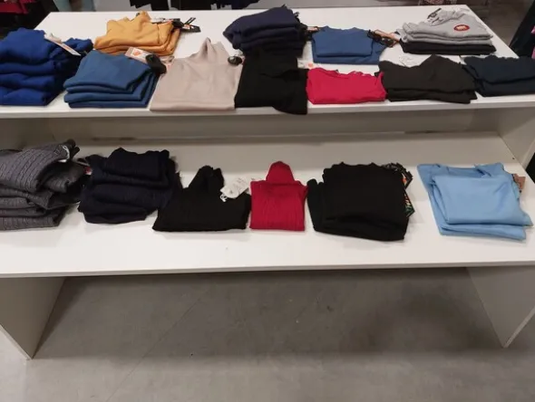10#8450 Abbigliamento uomo donna bambino