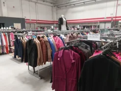 10#8450 Abbigliamento uomo donna bambino