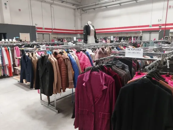 10#8450 Abbigliamento uomo donna bambino