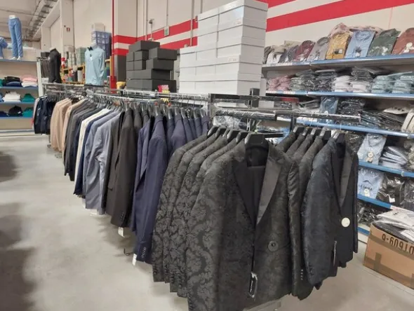 10#8450 Abbigliamento uomo donna bambino