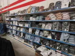 10#8450 Abbigliamento uomo donna bambino
