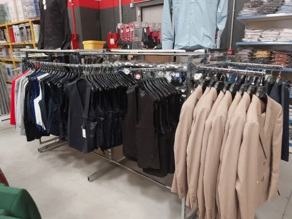 10#8450 Abbigliamento uomo donna bambino