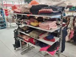 10#8450 Abbigliamento uomo donna bambino