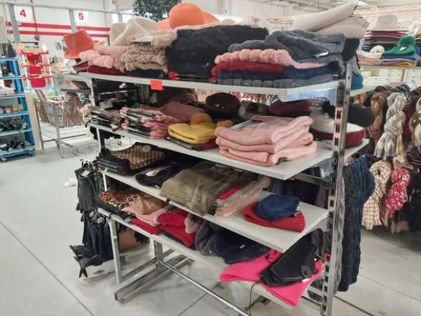 10#8450 Abbigliamento uomo donna bambino