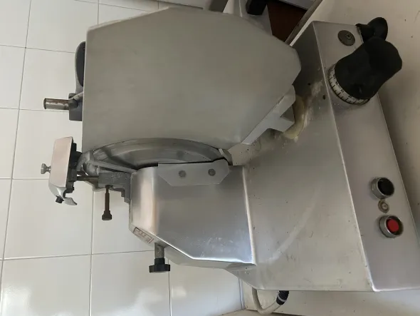 Affettatrice professionale a gravità