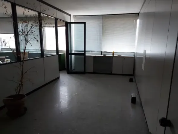 #12822 Affitto/Vendita Ampio ufficio con autorimessa in edificio commerciale