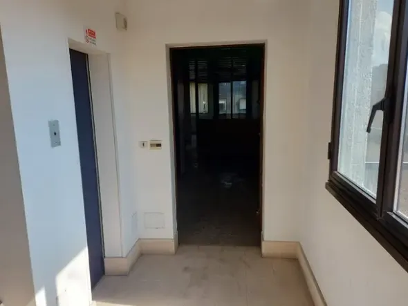 #12822 Affitto/Vendita Ampio ufficio con autorimessa in edificio commerciale