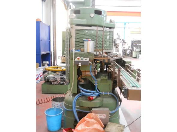 Aggraffatrice automatica per lattine e barattoli