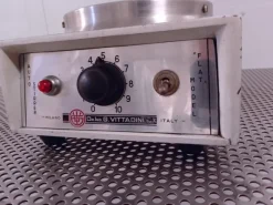 AGITATORE MAGNETICO CON PIASTRA RISCALDANTE (LAB-PIA-9)