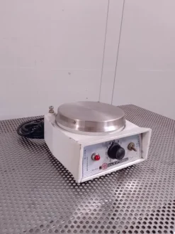 AGITATORE MAGNETICO CON PIASTRA RISCALDANTE (LAB-PIA-9)