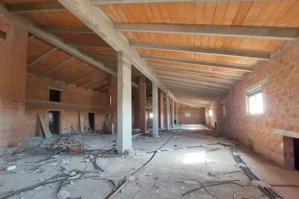 #14914 Albergo da ristrutturare e terreno sportivo