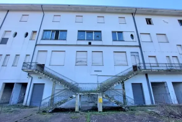 #14914 Albergo da ristrutturare e terreno sportivo