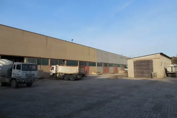 #4743 Ampio capannone con area pavimentata