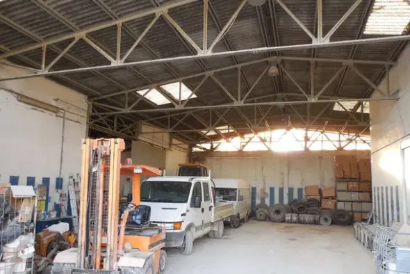 #4743 Ampio capannone con area pavimentata