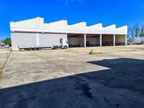 #2534002 Ampio complesso industriale a Jesi