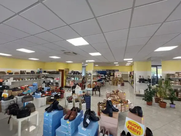 #2537843 Ampio negozio con grande visibilità su Via Emilia