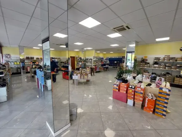 #2537843 Ampio negozio con grande visibilità su Via Emilia